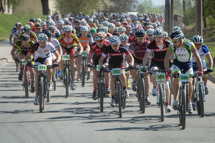 Spītējot putekļiem un saulei, 27. aprīlī vairāk kā 2000 dalībnieki pieveica SEB MTB maratona 1. posmu Cēsis - Valmiera. Vairāk - www.velo.lv Spītējot putekļiem un saulei, 27. aprīlī vairāk kā 2000 dalībnieki pieveica SEB MTB maratona 1. posmu Cēsis - Valmiera. Vairāk - www.velo.lv 119817