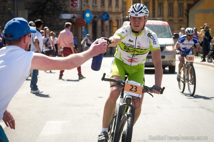 Spītējot putekļiem un saulei, 27. aprīlī vairāk kā 2000 dalībnieki pieveica SEB MTB maratona 1. posmu Cēsis - Valmiera. Vairāk - www.velo.lv Spītējot putekļiem un saulei, 27. aprīlī vairāk kā 2000 dalībnieki pieveica SEB MTB maratona 1. posmu Cēsis - Valmiera. Vairāk - www.velo.lv 119821