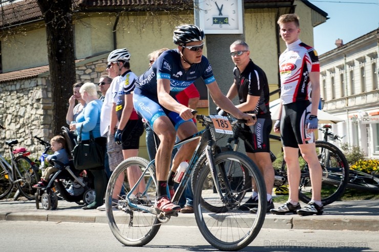 Spītējot putekļiem un saulei, 27. aprīlī vairāk kā 2000 dalībnieki pieveica SEB MTB maratona 1. posmu Cēsis - Valmiera. Vairāk - www.velo.lv Spītējot putekļiem un saulei, 27. aprīlī vairāk kā 2000 dalībnieki pieveica SEB MTB maratona 1. posmu Cēsis - Valmiera. Vairāk - www.velo.lv 119825