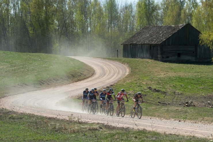 Spītējot putekļiem un saulei, 27. aprīlī vairāk kā 2000 dalībnieki pieveica SEB MTB maratona 1. posmu Cēsis - Valmiera. Vairāk - www.velo.lv Spītējot putekļiem un saulei, 27. aprīlī vairāk kā 2000 dalībnieki pieveica SEB MTB maratona 1. posmu Cēsis - Valmiera. Vairāk - www.velo.lv 119831