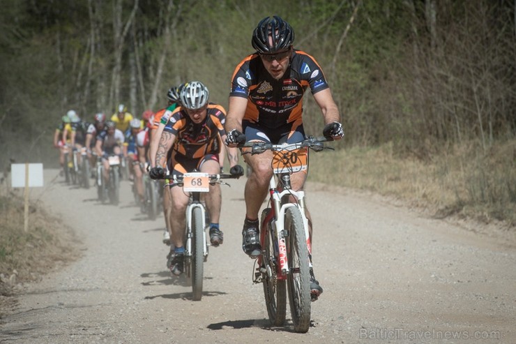 Spītējot putekļiem un saulei, 27. aprīlī vairāk kā 2000 dalībnieki pieveica SEB MTB maratona 1. posmu Cēsis - Valmiera. Vairāk - www.velo.lv Spītējot putekļiem un saulei, 27. aprīlī vairāk kā 2000 dalībnieki pieveica SEB MTB maratona 1. posmu Cēsis - Valmiera. Vairāk - www.velo.lv 119832