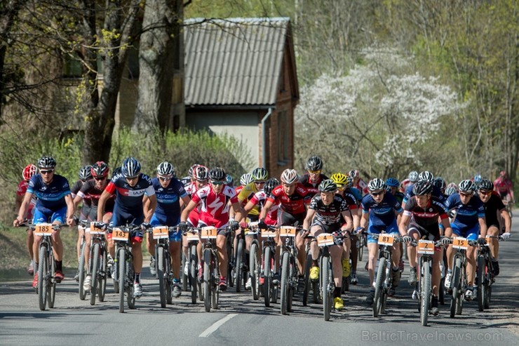 Spītējot putekļiem un saulei, 27. aprīlī vairāk kā 2000 dalībnieki pieveica SEB MTB maratona 1. posmu Cēsis - Valmiera. Vairāk - www.velo.lv Spītējot putekļiem un saulei, 27. aprīlī vairāk kā 2000 dalībnieki pieveica SEB MTB maratona 1. posmu Cēsis - Valmiera. Vairāk - www.velo.lv 119839