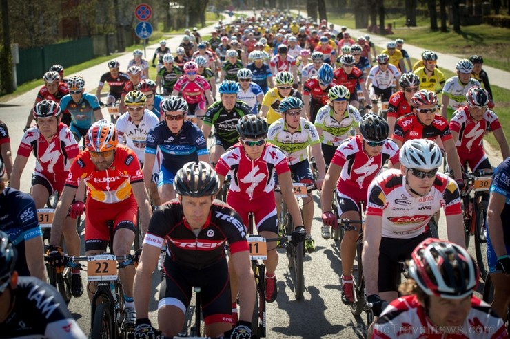 Spītējot putekļiem un saulei, 27. aprīlī vairāk kā 2000 dalībnieki pieveica SEB MTB maratona 1. posmu Cēsis - Valmiera. Vairāk - www.velo.lv Spītējot putekļiem un saulei, 27. aprīlī vairāk kā 2000 dalībnieki pieveica SEB MTB maratona 1. posmu Cēsis - Valmiera. Vairāk - www.velo.lv 119840
