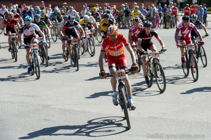 Spītējot putekļiem un saulei, 27. aprīlī vairāk kā 2000 dalībnieki pieveica SEB MTB maratona 1. posmu Cēsis - Valmiera. Vairāk - www.velo.lv Spītējot putekļiem un saulei, 27. aprīlī vairāk kā 2000 dalībnieki pieveica SEB MTB maratona 1. posmu Cēsis - Valmiera. Vairāk - www.velo.lv 119842