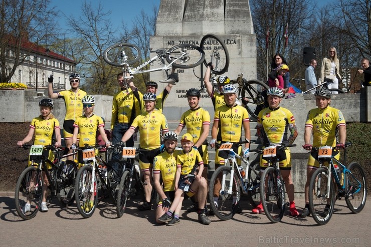 Spītējot putekļiem un saulei, 27. aprīlī vairāk kā 2000 dalībnieki pieveica SEB MTB maratona 1. posmu Cēsis - Valmiera. Vairāk - www.velo.lv Spītējot putekļiem un saulei, 27. aprīlī vairāk kā 2000 dalībnieki pieveica SEB MTB maratona 1. posmu Cēsis - Valmiera. Vairāk - www.velo.lv 119845