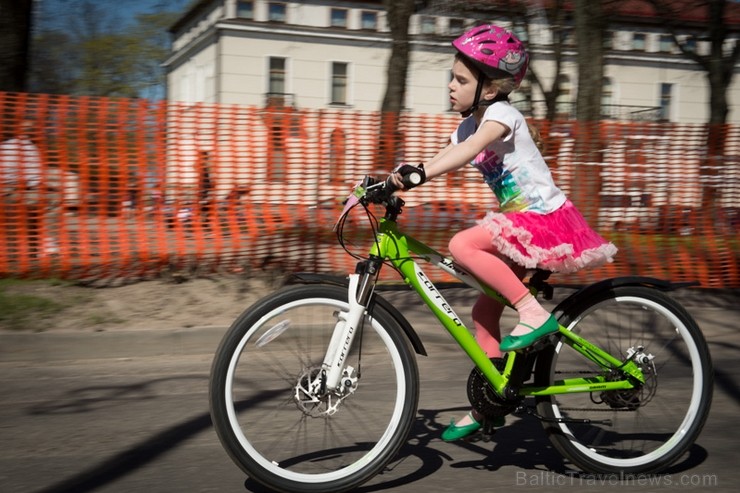 Spītējot putekļiem un saulei, 27. aprīlī vairāk kā 2000 dalībnieki pieveica SEB MTB maratona 1. posmu Cēsis - Valmiera. Vairāk - www.velo.lv Spītējot putekļiem un saulei, 27. aprīlī vairāk kā 2000 dalībnieki pieveica SEB MTB maratona 1. posmu Cēsis - Valmiera. Vairāk - www.velo.lv 119846