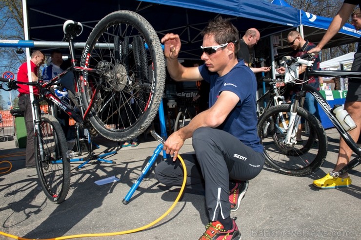 Spītējot putekļiem un saulei, 27. aprīlī vairāk kā 2000 dalībnieki pieveica SEB MTB maratona 1. posmu Cēsis - Valmiera. Vairāk - www.velo.lv Spītējot putekļiem un saulei, 27. aprīlī vairāk kā 2000 dalībnieki pieveica SEB MTB maratona 1. posmu Cēsis - Valmiera. Vairāk - www.velo.lv 119847