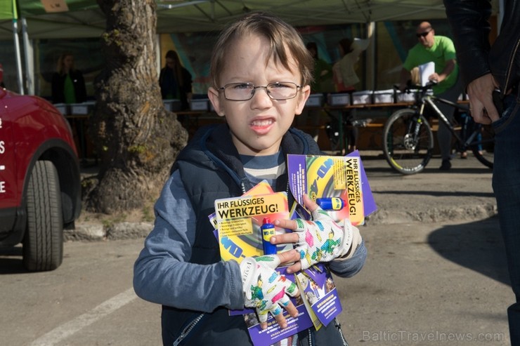 Spītējot putekļiem un saulei, 27. aprīlī vairāk kā 2000 dalībnieki pieveica SEB MTB maratona 1. posmu Cēsis - Valmiera. Vairāk - www.velo.lv Spītējot putekļiem un saulei, 27. aprīlī vairāk kā 2000 dalībnieki pieveica SEB MTB maratona 1. posmu Cēsis - Valmiera. Vairāk - www.velo.lv 119850