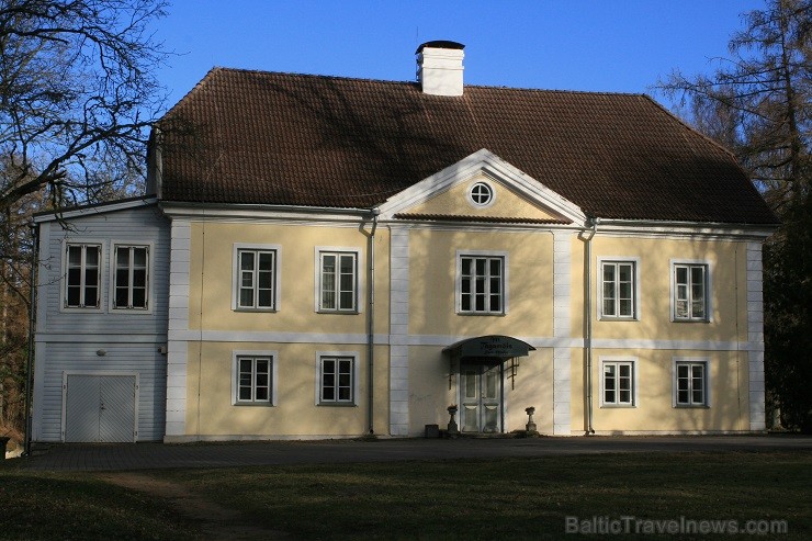 Romantiskā 16.gs. muiža ar divām galvenajām ēkām un 25 muižas ēkām izvietota blakus Lahemaa Nacionālajam parkam un Mustoja upei. Muižas komplekss atro 120689