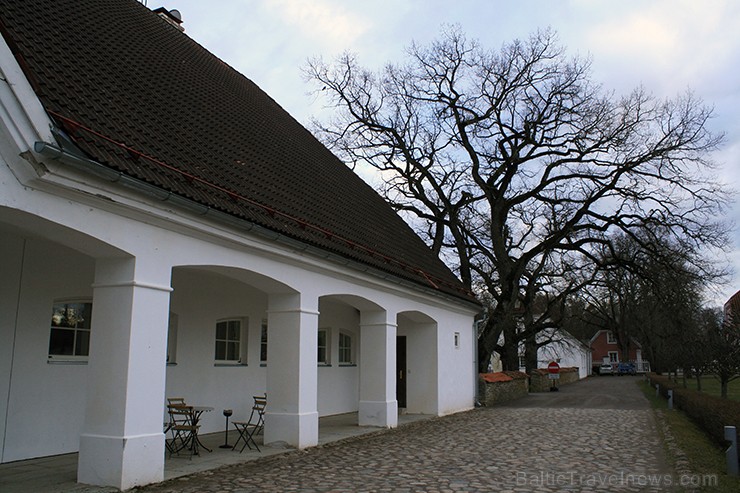 Kompleksa galvenā ēka - Sagadi muiža. Gids zināja stāstīt, ka muižā spokojas Baltā un Melnā dāma... Kompleksa galvenā ēka - Sagadi muiža. Gids zināja stāstīt, ka muižā spokojas Baltā un Melnā dāma... 120962