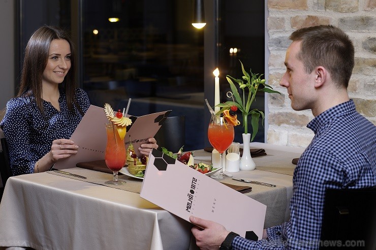 Vecrīgas viesnīcas Wellton Centrum Hotel & Spa restorāna Melnā Bite kolektīvs aicina nogaršot ēdienus no jaunās un papildinātās ēdienkartes. Vairāk - Vecrīgas viesnīcas Wellton Centrum Hotel & Spa restorāna Melnā Bite kolektīvs aicina nogaršot ēdienus no jaunās un papildinātās ēdienkartes. Vairāk - 121448