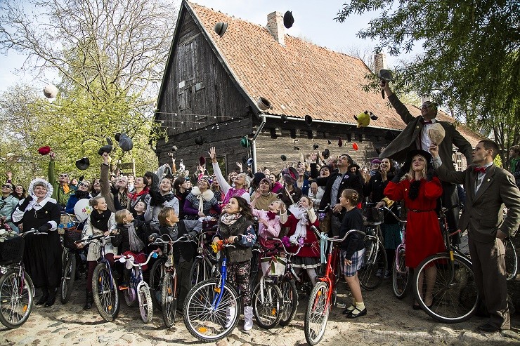Saulainā 10. maija pēcpusdienā Rožu laukumā varēja sastapt tvīdā tērptus kungus un dāmas, kas bija ieradušies parādīt savus veclaiku divriteņus vai sa Saulainā 10. maija pēcpusdienā Rožu laukumā varēja sastapt tvīdā tērptus kungus un dāmas, kas bija ieradušies parādīt savus veclaiku divriteņus vai sa 121507