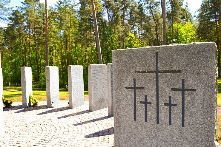 Šis aicinājums šodien ir kļuvis ļoti aktuāls. Lai atzīmētu kapsētas iesvētīšanas 10. gadadienu, Vācu kara kapu kopšanas Tautas apvienība organizēja kr Šis aicinājums šodien ir kļuvis ļoti aktuāls. Lai atzīmētu kapsētas iesvētīšanas 10. gadadienu, Vācu kara kapu kopšanas Tautas apvienība organizēja kr 121687