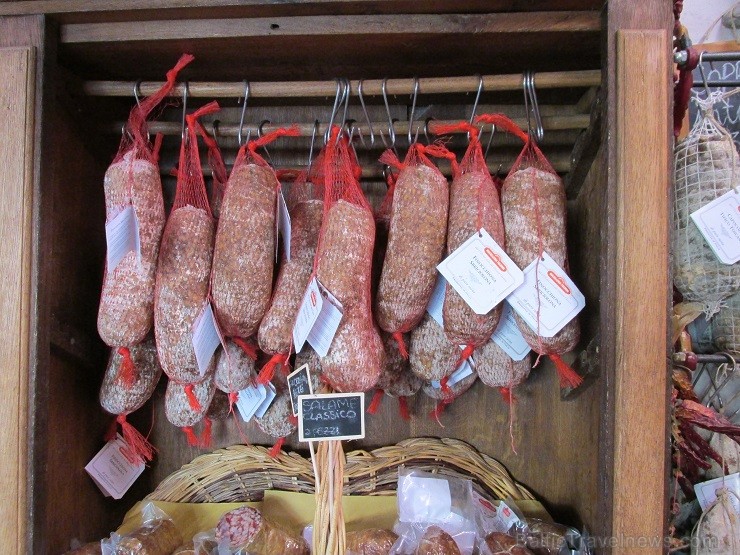 Šis stāsts ir par jauna koncepta vietu–miesnieka bistro.Tur ne tikai var iegādāties neskaitāmu šķirņu gaļas un siera produkciju, bet arī papusdienot v Šis stāsts ir par jauna koncepta vietu–miesnieka bistro.Tur ne tikai var iegādāties neskaitāmu šķirņu gaļas un siera produkciju, bet arī papusdienot v 122457