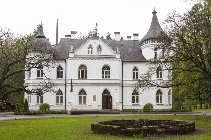 Baldones Baltā pils ir būvēta 1901. gadā kā pana Mickēviča medību pils. Pilī patlaban atrodas Baldones mūzikas pamatskola un Baldones mūzikas skola. B Baldones Baltā pils ir būvēta 1901. gadā kā pana Mickēviča medību pils. Pilī patlaban atrodas Baldones mūzikas pamatskola un Baldones mūzikas skola. B 122517