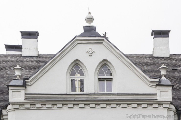 Baldones Baltā pils ir būvēta 1901. gadā kā pana Mickēviča medību pils. Pilī patlaban atrodas Baldones mūzikas pamatskola un Baldones mūzikas skola. B Baldones Baltā pils ir būvēta 1901. gadā kā pana Mickēviča medību pils. Pilī patlaban atrodas Baldones mūzikas pamatskola un Baldones mūzikas skola. B 122518