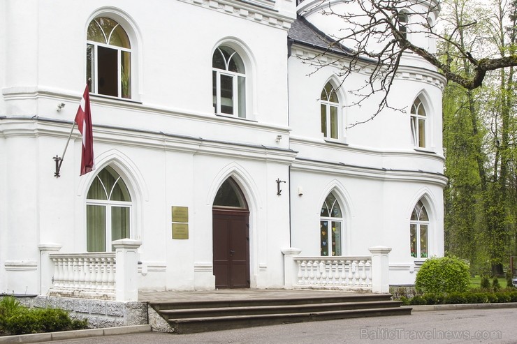 Baldones Baltā pils ir būvēta 1901. gadā kā pana Mickēviča medību pils. Pilī patlaban atrodas Baldones mūzikas pamatskola un Baldones mūzikas skola. B Baldones Baltā pils ir būvēta 1901. gadā kā pana Mickēviča medību pils. Pilī patlaban atrodas Baldones mūzikas pamatskola un Baldones mūzikas skola. B 122519