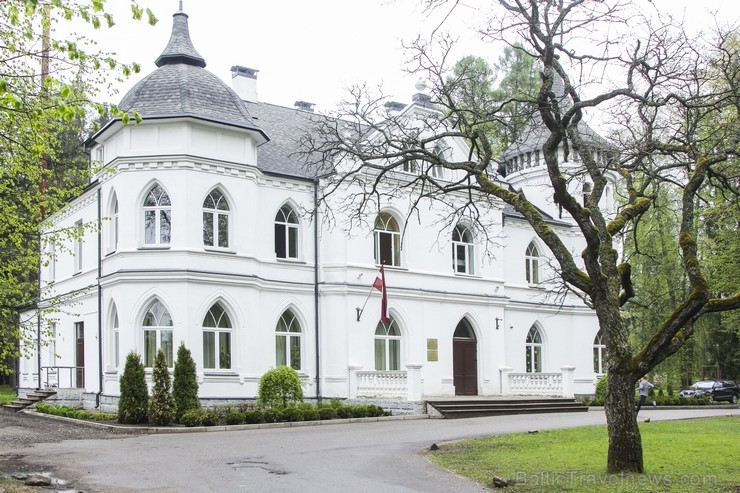 Baldones Baltā pils ir būvēta 1901. gadā kā pana Mickēviča medību pils. Pilī patlaban atrodas Baldones mūzikas pamatskola un Baldones mūzikas skola. B Baldones Baltā pils ir būvēta 1901. gadā kā pana Mickēviča medību pils. Pilī patlaban atrodas Baldones mūzikas pamatskola un Baldones mūzikas skola. B 122524