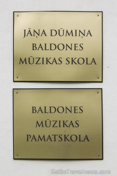 Baldones Baltā pils ir būvēta 1901. gadā kā pana Mickēviča medību pils. Pilī patlaban atrodas Baldones mūzikas pamatskola un Baldones mūzikas skola. B Baldones Baltā pils ir būvēta 1901. gadā kā pana Mickēviča medību pils. Pilī patlaban atrodas Baldones mūzikas pamatskola un Baldones mūzikas skola. B 122525