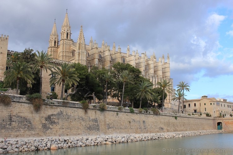 Baleāru salu galvaspilsēta ir Palma de Maljorka, un tās ievērojamākā celtne ir pasaulslavenā Palmas katedrāle, kuras gotiskie tornīši rada elpu aizrau Baleāru salu galvaspilsēta ir Palma de Maljorka, un tās ievērojamākā celtne ir pasaulslavenā Palmas katedrāle, kuras gotiskie tornīši rada elpu aizrau 123311