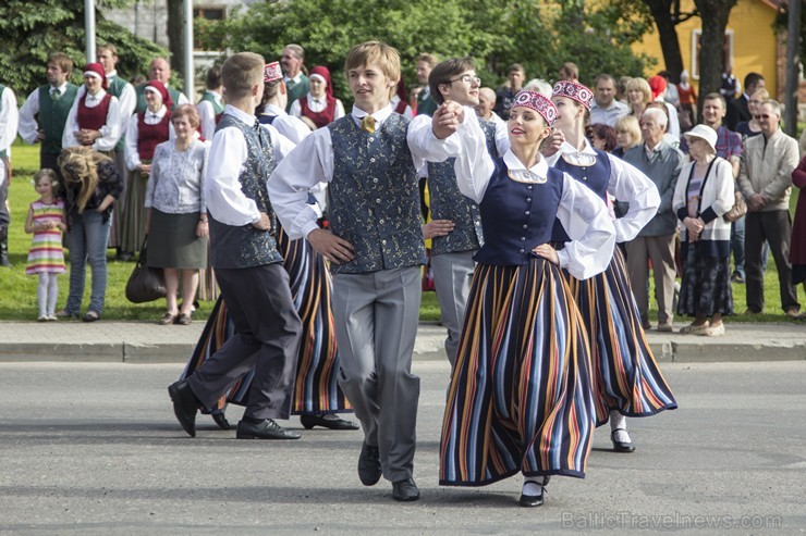 31. maijā, turpinot komponista Emiļa Melngaiļa 140.jubilejai veltīto pasākumu virkni, Limbažu pilsētas estrādē notika Limbažu novada deju svētki Ziedi 31. maijā, turpinot komponista Emiļa Melngaiļa 140.jubilejai veltīto pasākumu virkni, Limbažu pilsētas estrādē notika Limbažu novada deju svētki Ziedi 123823