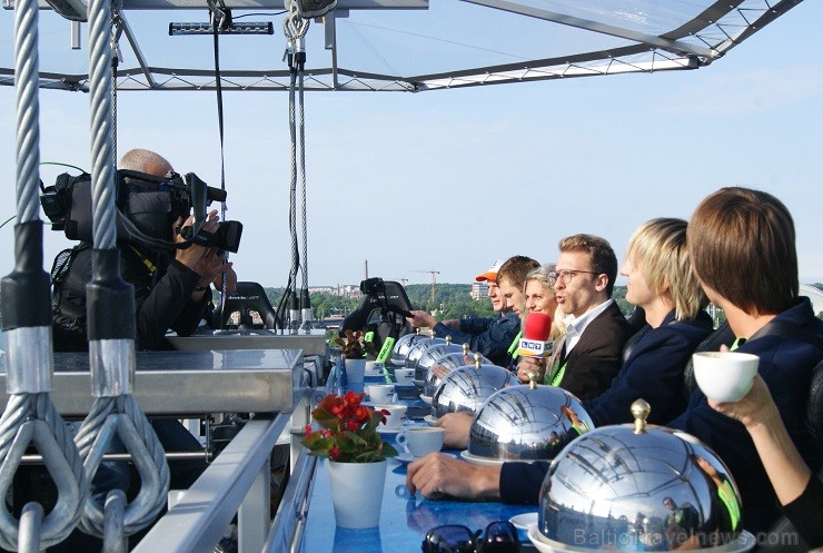 Līdz 8. jūnijam Rīgā viesojas neparastais debesu restorāns Dinner In The Sky. Nepalaid garām šo iespēju un rezervē vietu www.dinnerinthesky.lv Līdz 8. jūnijam Rīgā viesojas neparastais debesu restorāns Dinner In The Sky. Nepalaid garām šo iespēju un rezervē vietu www.dinnerinthesky.lv 124391