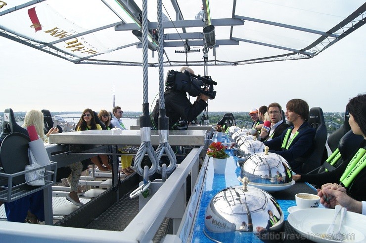 Līdz 8. jūnijam Rīgā viesojas neparastais debesu restorāns Dinner In The Sky. Nepalaid garām šo iespēju un rezervē vietu www.dinnerinthesky.lv 124417