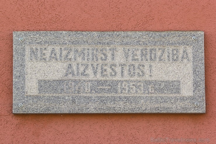 Krustpils stacija ir lielākā līnijas Rīga - Daugavpils starpstacija, kura izbūvēta līdz ar līnijas būvniecību 1861. gadā. Vecā stacijas ēka tika sagra 124935