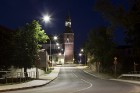 Nakts pastaiga pa Valmieru priecē daudzus tās viesus