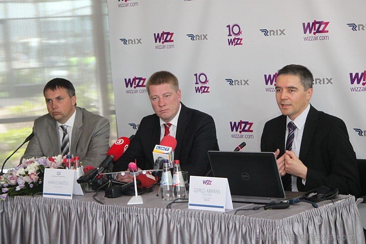 Starptautiskās lidostas Rīga valdes priekšsēdētājs Aldis Mūrnieks, LR Satiksmes ministrs Anrijs Matīss un Wizz Air komercdirektors Ģerģs Abrāns Starptautiskās lidostas Rīga valdes priekšsēdētājs Aldis Mūrnieks, LR Satiksmes ministrs Anrijs Matīss un Wizz Air komercdirektors Ģerģs Abrāns 125639