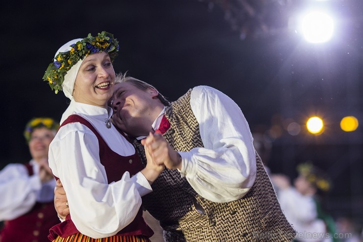Saulgriežu deju uzvedums Lec, saulīte! pārsteidz ar iespaidīgu scenāriju un audiovizuāliem priekšnesumiem Saulgriežu deju uzvedums Lec, saulīte! pārsteidz ar iespaidīgu scenāriju un audiovizuāliem priekšnesumiem 125877