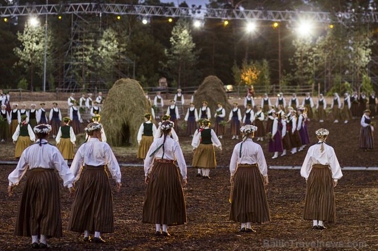 Saulgriežu deju uzvedums Lec, saulīte! pārsteidz ar iespaidīgu scenāriju un audiovizuāliem priekšnesumiem Saulgriežu deju uzvedums Lec, saulīte! pārsteidz ar iespaidīgu scenāriju un audiovizuāliem priekšnesumiem 125882