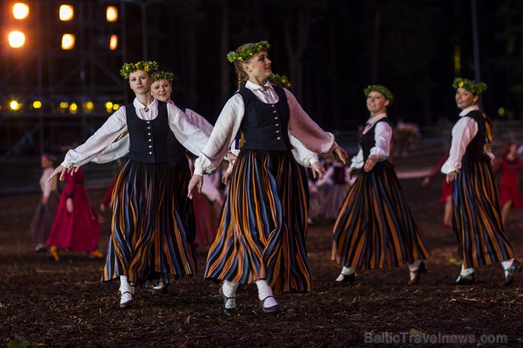 Saulgriežu deju uzvedums Lec, saulīte! pārsteidz ar iespaidīgu scenāriju un audiovizuāliem priekšnesumiem Saulgriežu deju uzvedums Lec, saulīte! pārsteidz ar iespaidīgu scenāriju un audiovizuāliem priekšnesumiem 125885