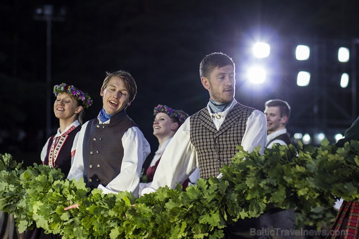 Saulgriežu deju uzvedums Lec, saulīte! pārsteidz ar iespaidīgu scenāriju un audiovizuāliem priekšnesumiem Saulgriežu deju uzvedums Lec, saulīte! pārsteidz ar iespaidīgu scenāriju un audiovizuāliem priekšnesumiem 125897