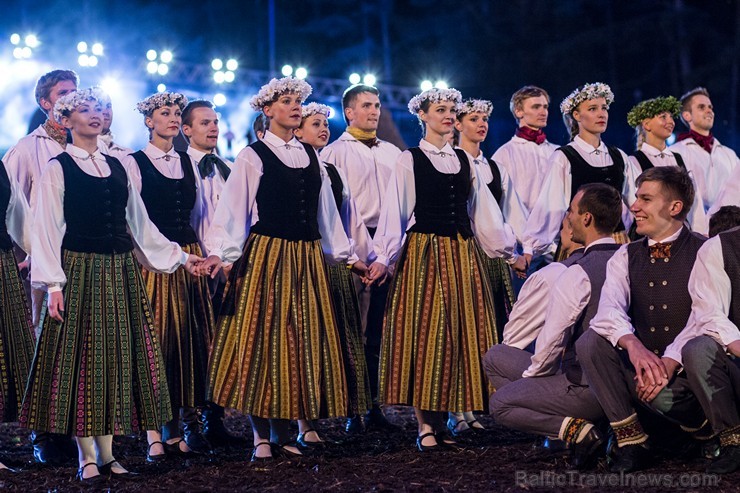 Saulgriežu deju uzvedums Lec, saulīte! pārsteidz ar iespaidīgu scenāriju un audiovizuāliem priekšnesumiem Saulgriežu deju uzvedums Lec, saulīte! pārsteidz ar iespaidīgu scenāriju un audiovizuāliem priekšnesumiem 125916