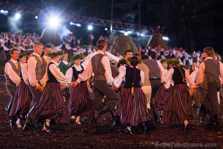 Saulgriežu deju uzvedums Lec, saulīte! pārsteidz ar iespaidīgu scenāriju un audiovizuāliem priekšnesumiem Saulgriežu deju uzvedums Lec, saulīte! pārsteidz ar iespaidīgu scenāriju un audiovizuāliem priekšnesumiem 125967