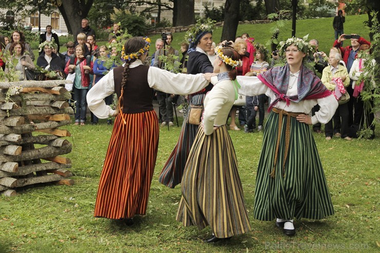 Īsi pirms Jāņiem Bastejkalns pārtapis vienā lielā sētā un visi svētku dalībnieki un apmeklētāji tapa par vienu kuplu saimi, kura gatavojās Jāņu sagaid Īsi pirms Jāņiem Bastejkalns pārtapis vienā lielā sētā un visi svētku dalībnieki un apmeklētāji tapa par vienu kuplu saimi, kura gatavojās Jāņu sagaid 125945