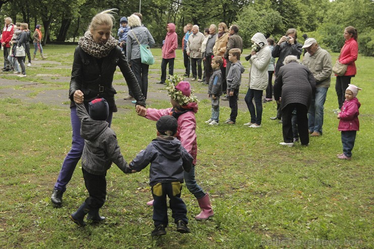 Pasākumā piedalījās bērnu folkloras kopas Krulla, Ciguzis un mazie rīdzinieki ar saviem vecākiem Pasākumā piedalījās bērnu folkloras kopas Krulla, Ciguzis un mazie rīdzinieki ar saviem vecākiem 125950