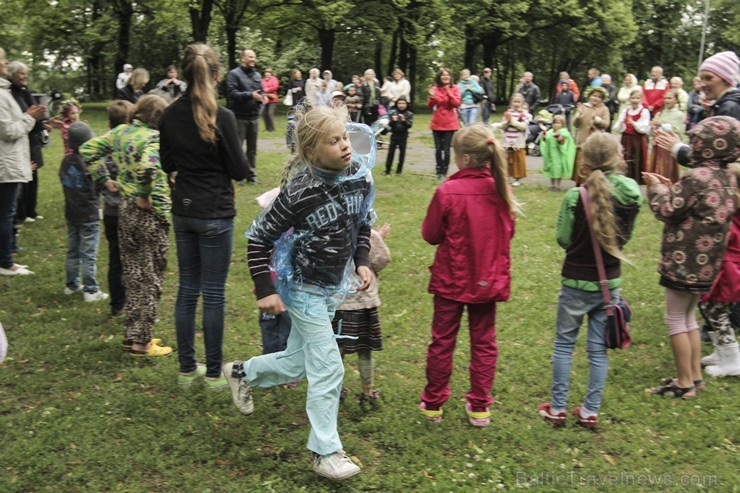 Pasākumā piedalījās bērnu folkloras kopas Krulla, Ciguzis un mazie rīdzinieki ar saviem vecākiem Pasākumā piedalījās bērnu folkloras kopas Krulla, Ciguzis un mazie rīdzinieki ar saviem vecākiem 125952