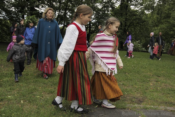 Pasākumā piedalījās bērnu folkloras kopas Krulla, Ciguzis un mazie rīdzinieki ar saviem vecākiem Pasākumā piedalījās bērnu folkloras kopas Krulla, Ciguzis un mazie rīdzinieki ar saviem vecākiem 125953