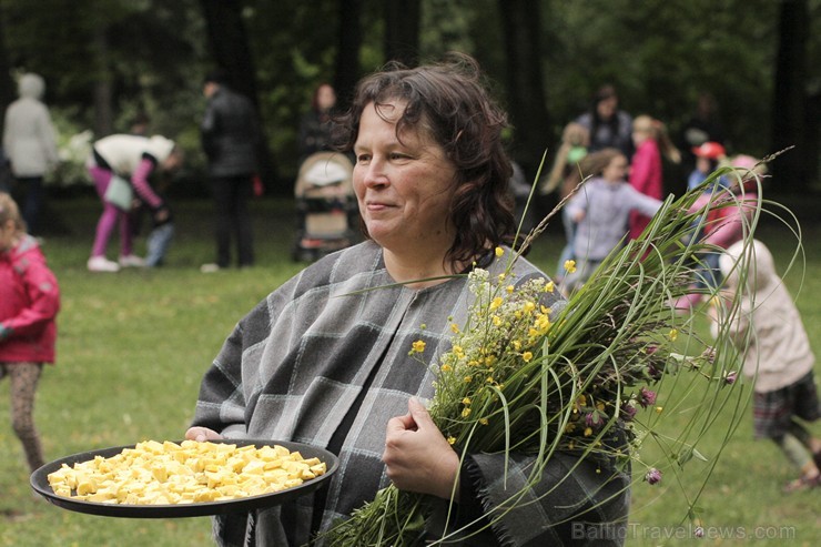 Pasākumā piedalījās bērnu folkloras kopas Krulla, Ciguzis un mazie rīdzinieki ar saviem vecākiem Pasākumā piedalījās bērnu folkloras kopas Krulla, Ciguzis un mazie rīdzinieki ar saviem vecākiem 125956