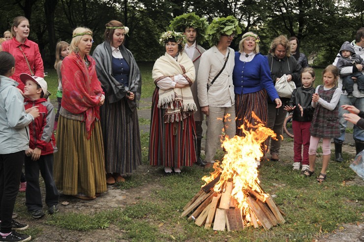 Pasākumā piedalījās bērnu folkloras kopas Krulla, Ciguzis un mazie rīdzinieki ar saviem vecākiem Pasākumā piedalījās bērnu folkloras kopas Krulla, Ciguzis un mazie rīdzinieki ar saviem vecākiem 125961