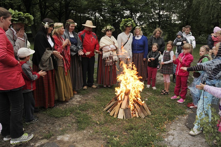 Pasākumā piedalījās bērnu folkloras kopas Krulla, Ciguzis un mazie rīdzinieki ar saviem vecākiem Pasākumā piedalījās bērnu folkloras kopas Krulla, Ciguzis un mazie rīdzinieki ar saviem vecākiem 125962