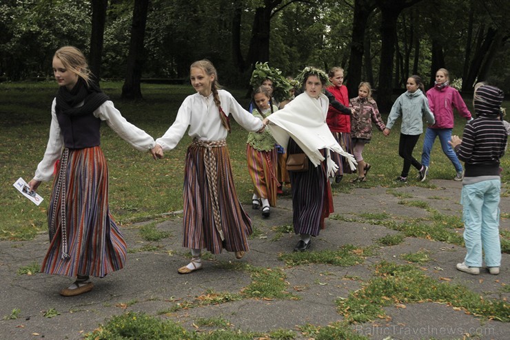 Pasākumā piedalījās bērnu folkloras kopas Krulla, Ciguzis un mazie rīdzinieki ar saviem vecākiem Pasākumā piedalījās bērnu folkloras kopas Krulla, Ciguzis un mazie rīdzinieki ar saviem vecākiem 125964