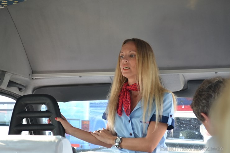 smaidīgā http://www.novatours.lv pārstāve Linda atbraucējus iepazīstina ar ceļojuma programmu 126591