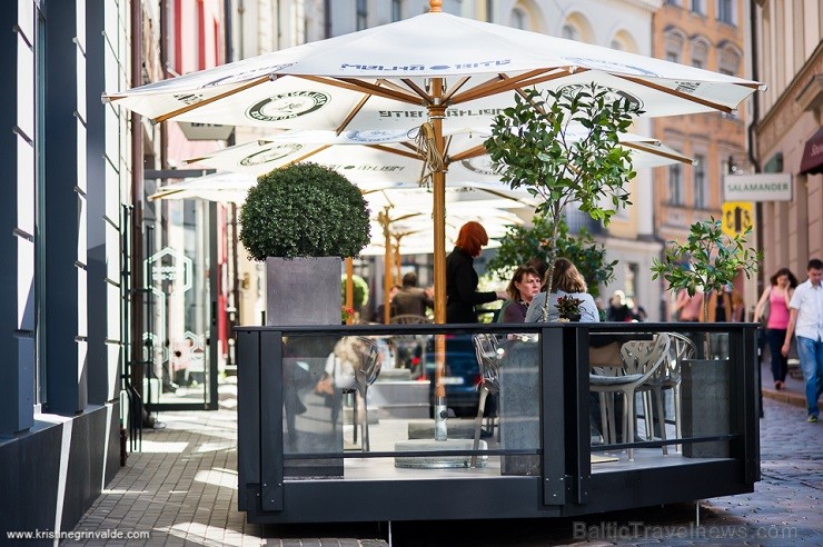 Vecrīgas restorāna Melnā Bite kolektīvs aicina ļauties vasaras garšām, restorāna terasē baudot jaunos šefpavāra sarūpētos ēdienus. Vairāk www.melnabit Vecrīgas restorāna Melnā Bite kolektīvs aicina ļauties vasaras garšām, restorāna terasē baudot jaunos šefpavāra sarūpētos ēdienus. Vairāk www.melnabit 126839