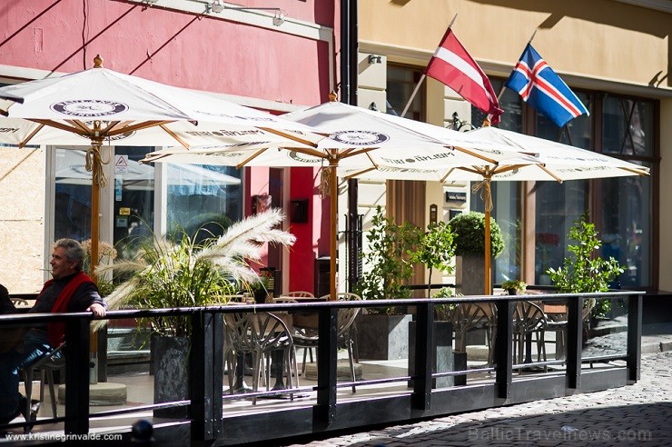 Vecrīgas restorāna Melnā Bite kolektīvs aicina ļauties vasaras garšām, restorāna terasē baudot jaunos šefpavāra sarūpētos ēdienus. Vairāk www.melnabit Vecrīgas restorāna Melnā Bite kolektīvs aicina ļauties vasaras garšām, restorāna terasē baudot jaunos šefpavāra sarūpētos ēdienus. Vairāk www.melnabit 126840