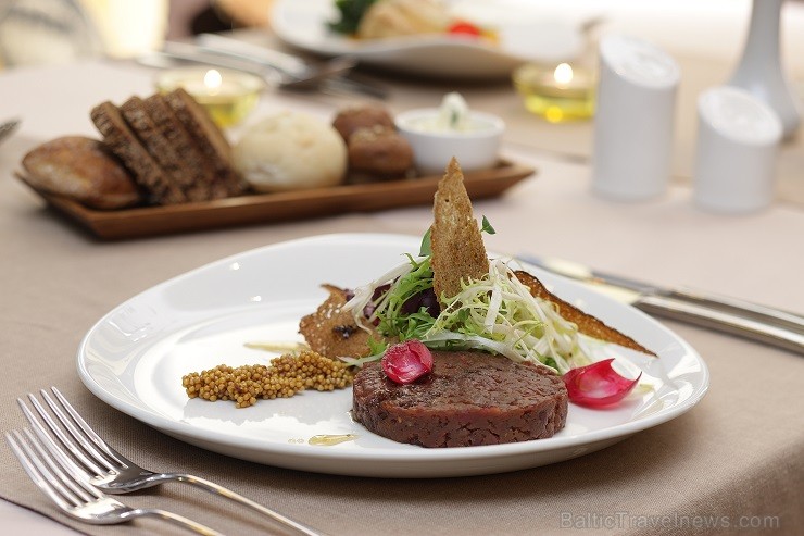 Vecrīgas restorāna Melnā Bite kolektīvs aicina ļauties vasaras garšām, restorāna terasē baudot jaunos šefpavāra sarūpētos ēdienus. Vairāk www.melnabit Vecrīgas restorāna Melnā Bite kolektīvs aicina ļauties vasaras garšām, restorāna terasē baudot jaunos šefpavāra sarūpētos ēdienus. Vairāk www.melnabit 126848