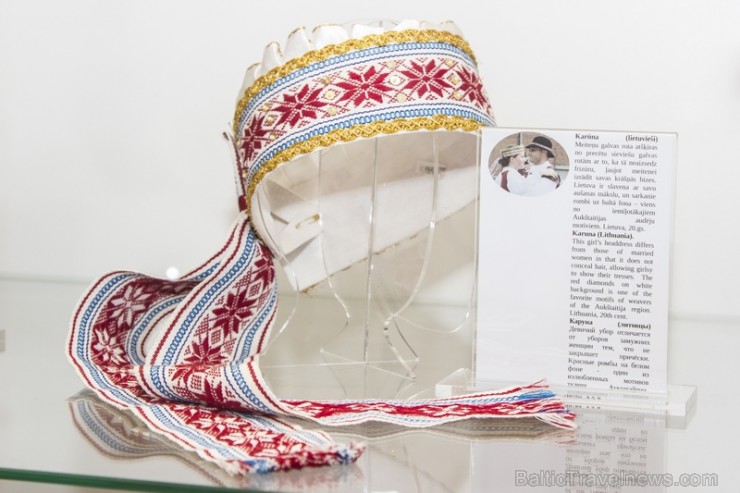 Kolekcijas pamatlicējs ir ievērojamais Maskavas zinātnieks un ceļotājs Kirils Babajevs, kurš uz Rīgu atvedis simtiem dažādu galvassegu, kas pārstāv da Kolekcijas pamatlicējs ir ievērojamais Maskavas zinātnieks un ceļotājs Kirils Babajevs, kurš uz Rīgu atvedis simtiem dažādu galvassegu, kas pārstāv da 127060