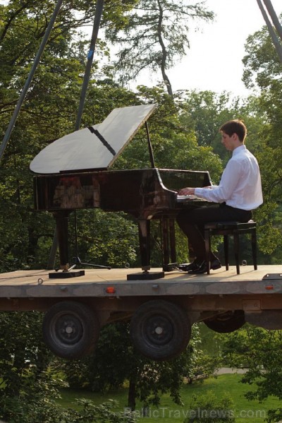 Kafejnīcas atklāšanas pasākumā aicinātos viesus pārsteidza Oskara Račevska muzikālais priekšnesums, ko pianists izpildīja uz gaisā levitējošām klavier Kafejnīcas atklāšanas pasākumā aicinātos viesus pārsteidza Oskara Račevska muzikālais priekšnesums, ko pianists izpildīja uz gaisā levitējošām klavier 127497